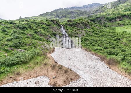 Bleibt der Eis- und Schneedecke über einem Bergbach im Sommer, Österreich Stockfoto