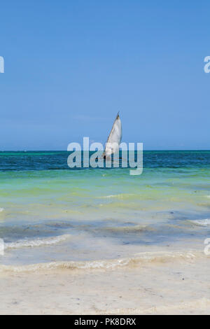 GALU KINONDO - Beach, Kenia - 28. FEBRUAR 2018: Schöne marine Landschaft - Strand, Boote und Touristen - Galu Kinondo - Beach, Kenia Stockfoto