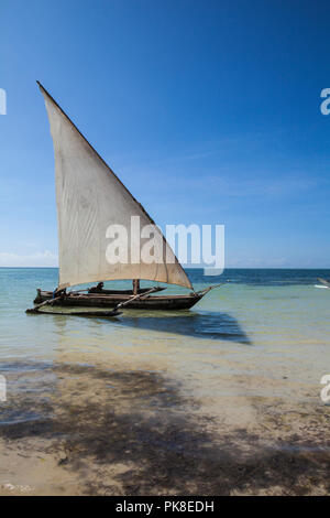 - GALU KINONDO, KENIA - Januar 26, 2018: Traditionelle afrikanische Fischerboot, von Mango Tree, in einem Galu Beach, Kenia Stockfoto