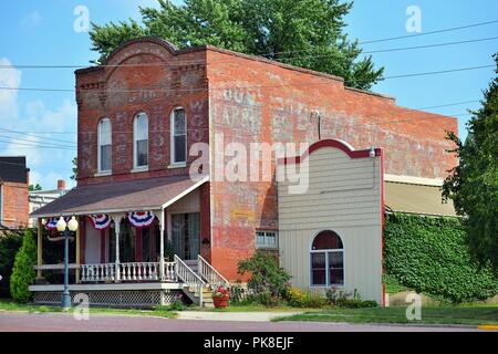 Princeton, New Jersey, USA. Ein ehrwürdiges Gebäude mit bunting Sport verblasster Schilder, Hinweise auf die Strukturen der ehemaligen Nutzung eingerichtet. Stockfoto