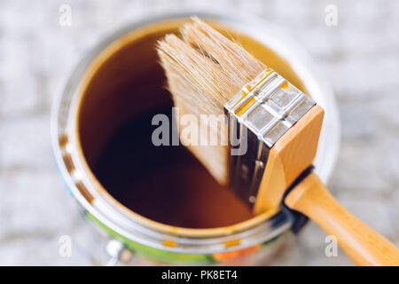 Pinsel in der Dose. Ansicht von oben. Renovierung, home improvement Konzept Stockfoto