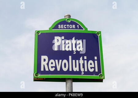 Ein standard Rumänischen Straße name Zeichen für Piața Revoluției (Platz der Revolution) in Bukarest, Rumänien. Stockfoto