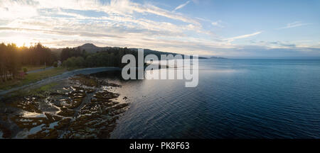 Antenne Panoramablick auf einer kleinen Stadt, Port Hardy, während eine trübe Sommer Sonnenuntergang. Im Norden von Vancouver Island, BC, Kanada. Stockfoto