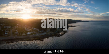 Antenne Panoramablick auf einer kleinen Stadt, Port Hardy, während eine trübe Sommer Sonnenuntergang. Im Norden von Vancouver Island, BC, Kanada. Stockfoto