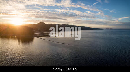 Antenne Panoramablick auf einer kleinen Stadt, Port Hardy, während eine trübe Sommer Sonnenuntergang. Im Norden von Vancouver Island, BC, Kanada. Stockfoto