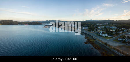 Antenne Panoramablick auf einer kleinen Stadt, Port Hardy, während eine trübe Sommer Sonnenuntergang. Im Norden von Vancouver Island, BC, Kanada. Stockfoto