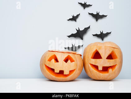 Halloween Handwerk Hintergrund mit Kürbissen und fliegende Fledermäuse. Stockfoto