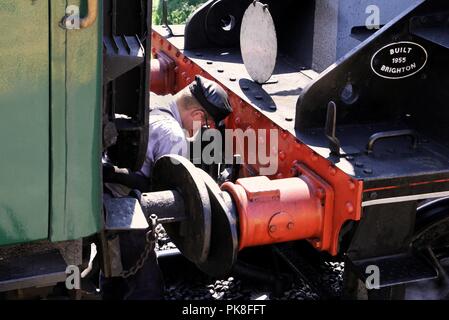 Corfe, England - 03. Juni 2018: Lokführer Abkuppeln der Motor aus dem Zug in Corfe Castle Station, auf der Swanage Railway in Dorset Stockfoto