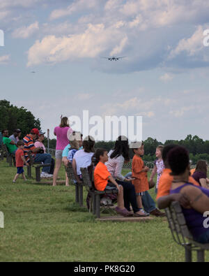 Charlotte, NC - Mai 14, 2017/USA: Leute beobachten, die Abstammung der ein Verkehrsflugzeug in Charlotte Douglas International Airport, Charlotte, NC. Stockfoto