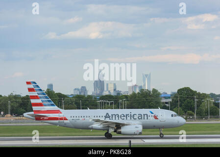 Charlotte, NC - Mai 14, 2017/USA: Ein Verkehrsflugzeug Länder an der Start- und Landebahn atCharlotte Douglas International Airport, Charlotte, NC. Stockfoto