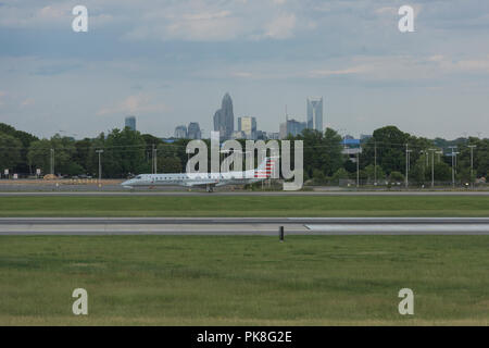 Charlotte, NC - Mai 14, 2017/USA: Leute beobachten, die Abstammung der ein Verkehrsflugzeug in Charlotte Douglas International Airport, Charlotte, NC. Stockfoto