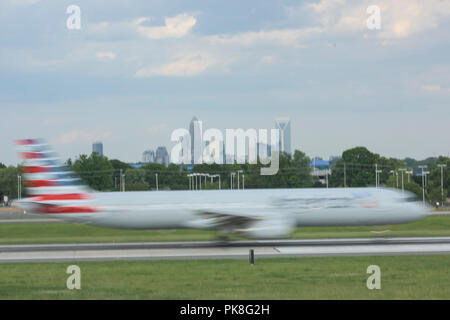 Charlotte, NC - Mai 14, 2017/USA: Ein Verkehrsflugzeug bereitet zum take-off in Charlotte Douglas International Airport, Charlotte, NC. Stockfoto