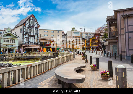 Yubatake Hotspring in Kusatsu Onsen in Kanagawa, Japan, KANAGAWA, Japan - 27. APRIL 2018: Kusatsu Onsen ca. 200 Kilometer nord-nordwestlich von Toky entfernt Stockfoto