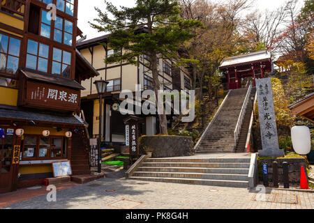 Yubatake Hotspring in Kusatsu Onsen in Kanagawa, Japan, KANAGAWA, Japan - 27. APRIL 2018: Kusatsu Onsen ca. 200 Kilometer nord-nordwestlich von Toky entfernt Stockfoto