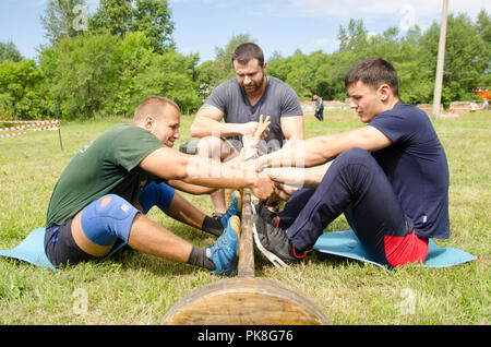 Komsomolsk am Amur, Russland - August 8, 2016. Öffentliche Railroader's Day. Zwei Männer Ringer kämpfen für einen Preis im laienhaften Wettbewerbe Stockfoto