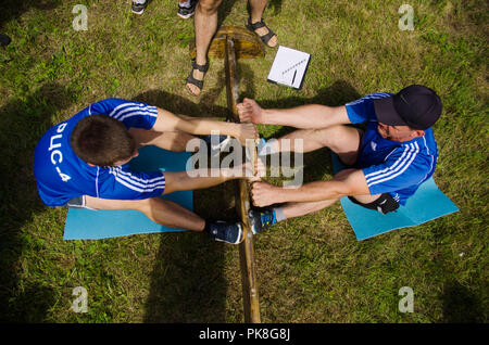 Komsomolsk am Amur, Russland - August 8, 2016. Öffentliche Railroader's Day. Zwei Männer Ringkämpfer bereit im laienhaften Konkurrenzen zu kämpfen. Blick von oben. Stockfoto