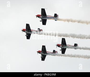 Präzisionsgruppen fliegen von Global Stars Kunstflugteam in ihrem Extra EA.300S Flugzeug auf der Scottish International Air Show in Schottland, Großbritannien Stockfoto