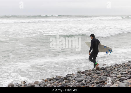 Mann ins Wasser zu surfen. Stockfoto