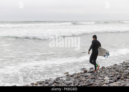 Mann ins Wasser zu surfen. Stockfoto