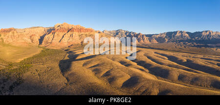 Frühe Licht auf die massive geologische Formationen in der Red Rock Canyon National Conservation Area, liegt etwas außerhalb von Las Vegas, NV. Stockfoto