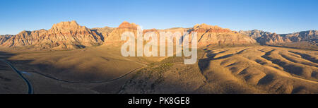 Frühe Licht auf die massive geologische Formationen in der Red Rock Canyon National Conservation Area, liegt etwas außerhalb von Las Vegas, NV. Stockfoto