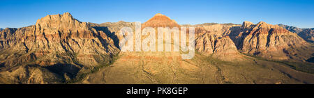 Frühe Licht auf die massive geologische Formationen in der Red Rock Canyon National Conservation Area, liegt etwas außerhalb von Las Vegas, NV. Stockfoto