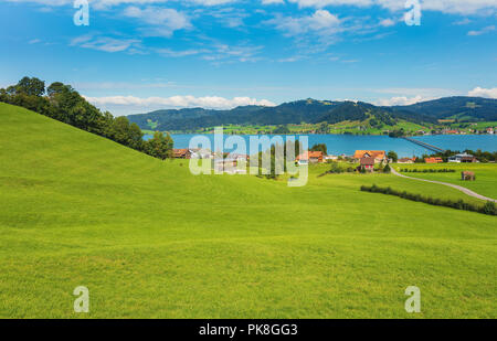 Blick in die Stadt von Einsiedeln in der Schweiz im Herbst. Einsiedeln ist eine Gemeinde im Schweizer Kanton Schwyz, für sein Kloster bekannt - die Ben Stockfoto