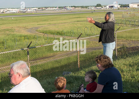 Charlotte, NC - Mai 14, 2017/USA - die Frau, die Gesänge in eine rituelle Gebet, mit Blick auf die Start- und Landebahn am internationalen Flughafen Charlotte-Douglas in Charlotte, NC. Stockfoto