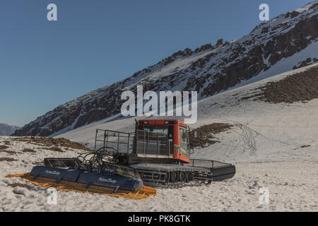 Caterpillar Tractor für saubere Schnee parken auf dem Berg in den Weg zum Valle Nevado Resort, Ski- und Snowboard. Anden, Chile Stockfoto