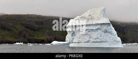 Eisberg schwimmend im Wasser vor der Küste von Grönland. Natur und Landschaft Grönlands. Stockfoto