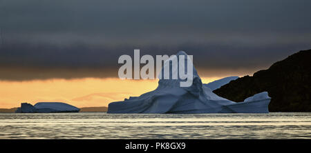 Eisberg bei Sonnenuntergang. Natur und Landschaft Grönlands. Die diskobucht. Westgrönland. Stockfoto