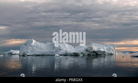 Eisberg schwimmend im Wasser vor der Küste von Grönland. Natur und Landschaft Grönlands. Stockfoto
