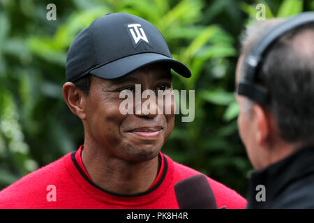 NEWTOWN SQUARE, PA-SEP 10: Tiger Woods spricht mit den Mitteln, nach der letzten Runde der BMW Championship 2018 bei Aronimink Golf Club. Stockfoto