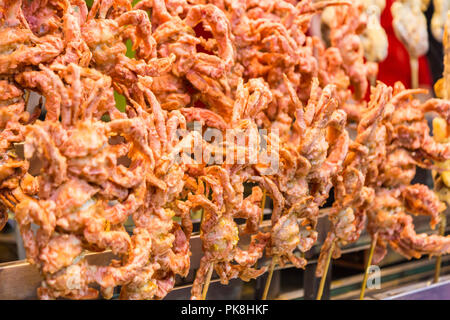 Frittierte soft shell Krabben auf Stick, Verkauf an chinesischen Muslimischen Street Market in Xian, China Stockfoto