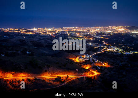 Blick über Fuengirola nachts von Mijas, im südlichen Spanien Stockfoto