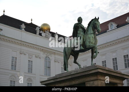 Wien, Österreich - 26 August, 2018: Maria-Theresien-Platz und der Blick auf die Statuen an einem bewölkten Tag Stockfoto