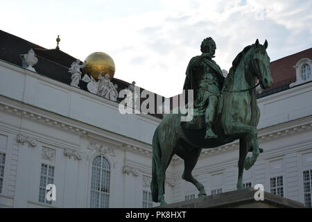 Wien, Österreich - 26 August, 2018: Maria-Theresien-Platz und der Blick auf die Statuen an einem bewölkten Tag Stockfoto