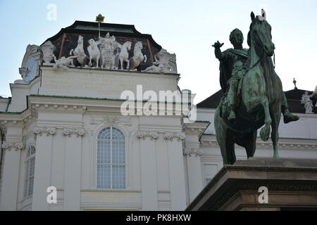 Wien, Österreich - 26 August, 2018: Maria-Theresien-Platz und der Blick auf die Statuen an einem bewölkten Tag Stockfoto