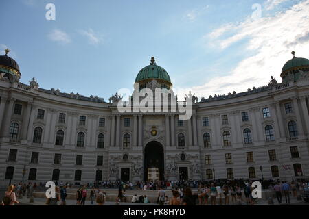 Wien, Österreich - 20 August, 2018: die Menschen zu Fuß am Michaelerplatz in fornt der Hofburg am Abend Stockfoto