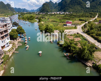 Luftaufnahme eines schönen Tages bei Yangshuo Fluss Lijiang, wo viele Touristen für die idyllische Landschaft. Stockfoto