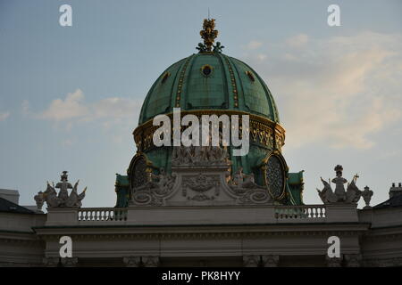 Wien, Österreich - 20 August, 2018: die Menschen zu Fuß am Michaelerplatz in fornt der Hofburg am Abend Stockfoto