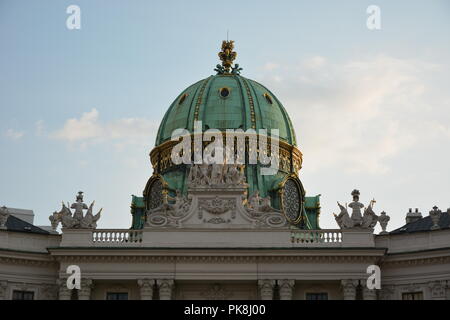 Wien, Österreich - 20 August, 2018: die Menschen zu Fuß am Michaelerplatz in fornt der Hofburg am Abend Stockfoto