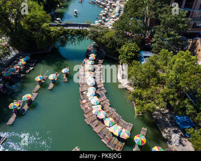 Luftaufnahme eines schönen Tages bei Yangshuo Fluss Lijiang, wo viele Touristen für die idyllische Landschaft. Stockfoto