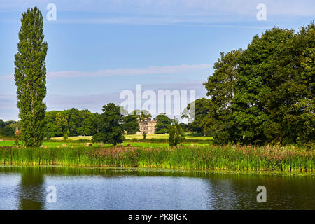 Tixall Torhaus gesehen gegenüber von Tixall Breite in der Nähe von Great Haywood Stockfoto