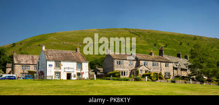 England, Yorkshire, Wharfedale, Buckden, Dorf, Geschäfte und Häuser rund um das Grün, Panoramablick Stockfoto