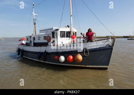 Lady Florence River Cruise Restaurant Schiff herankommen Quay, Fluss Erz, Orford, Suffolk, England, Großbritannien Stockfoto