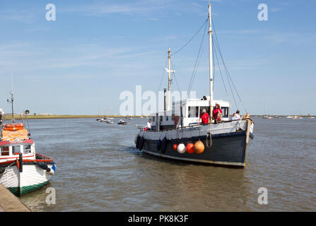 Lady Florence River Cruise Restaurant Schiff herankommen Quay, Fluss Erz, Orford, Suffolk, England, Großbritannien Stockfoto