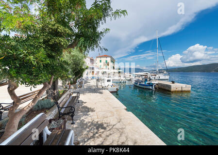 Bank im Schatten unter Bäumen im Hafen von Cres auf der Insel Cres, Kvarner Bucht, Kroatien Stockfoto