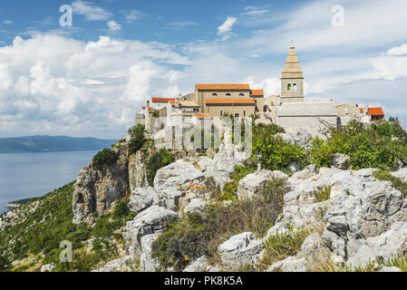 Alte Häuser aus Stein und Kirche der Flüchtling Siedlung Lubenice auf einem felsigen Plateau über dem Meer auf der Insel Cres, Kvarner Bucht, Kroatien Stockfoto