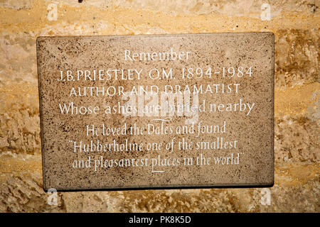 England, Yorkshire, Wharfedale, Hubberholme, Kirche des Hl. Michael, J B Priestley Gedenktafel Stockfoto